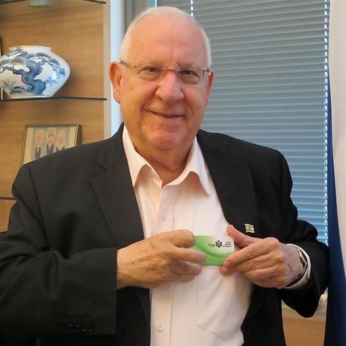שותפות גורל בחברה הישראלית. ראובן ריבלין מחזיק בכרטיס אדי (צילום: דבורה שרר) (צילום: דבורה שרר)