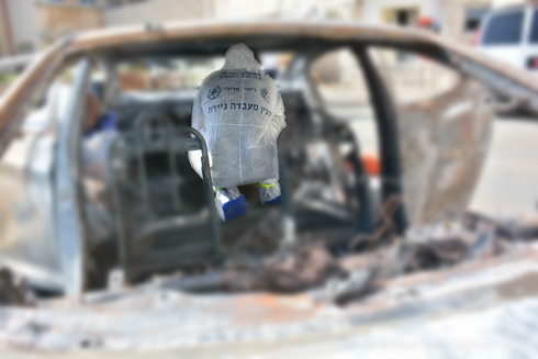 בדיקת הרכב השרוף ששימש את החוטפים (צילום: חטיבת דובר המשטרה) (צילום: חטיבת דובר המשטרה)