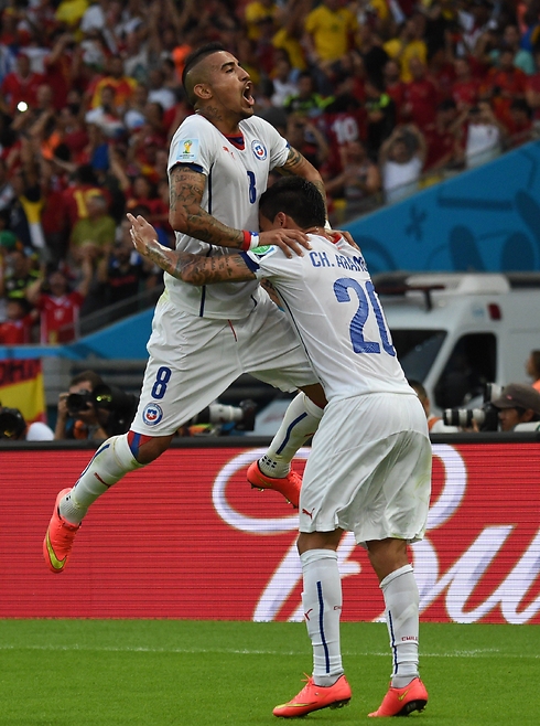 וידאל וארנאגיס חוגגים. צ'ילה בשמינית הגמר (צילום:AFP) (צילום:AFP)