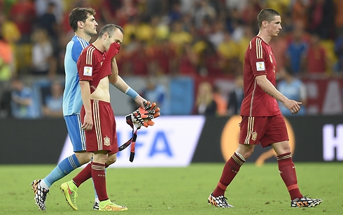 נראו מותשים וחסרי מוטיבציה. שחקני נבחרת ספרד (צילום: AFP) (צילום: AFP)