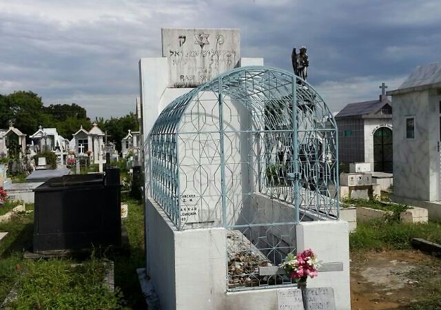 קבר הרב מויאל. השמעון בר יוחאי של הקתולים בצפון דרום אמריקה (צילום: עמיר פלג)