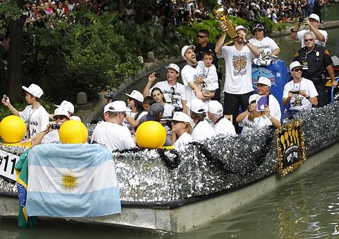 הגביע על הסירה עם שחקני הספרס (צילום: AFP) (צילום: AFP)