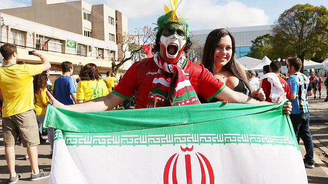 אוהדים ואוהדות איראנים בלבוש לא איסלאמי (צילום: gettyimages) (צילום: gettyimages)