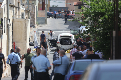 כוחות משטרה ליד המכונית שבה היה פיצוץ, היום ביפו (צילום: ירון ברנר ) (צילום: ירון ברנר )