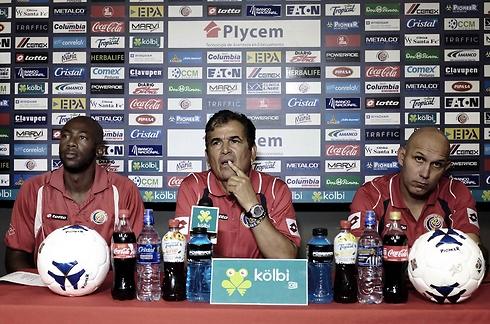 לואיס מרין (ימין) לצד המאמן חורחה לואיס פינטו ופאולו וואנצ'ופ (צילום: EPA) (צילום: EPA)