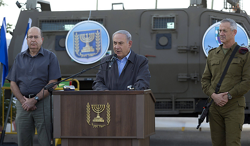 PM Netanyahu at press conference with Defense Minister Moshe Ya'alon at Yehuda territorial brigade (Photo: AFP) (Photo: AFP)