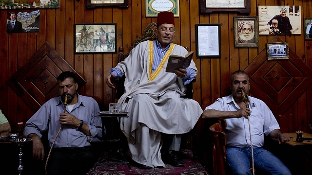 אחמד, המחליף של ראשיד באל-נופרה. מציץ משמאל למעלה: בשאר אסד (צילום: AP) (צילום: AP)
