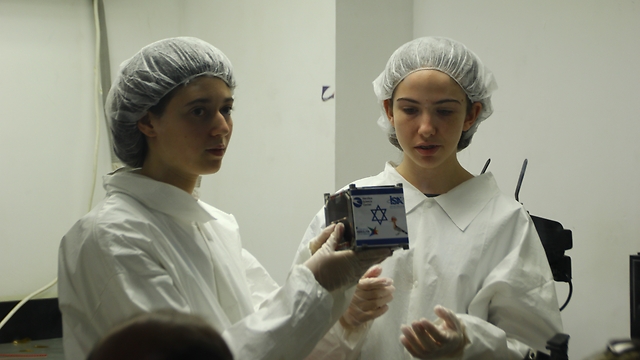 שתי תלמידות מחזיקות את הלווין הזעיר (צילום: מרכז המדעים הרצליה) (צילום: מרכז המדעים הרצליה)