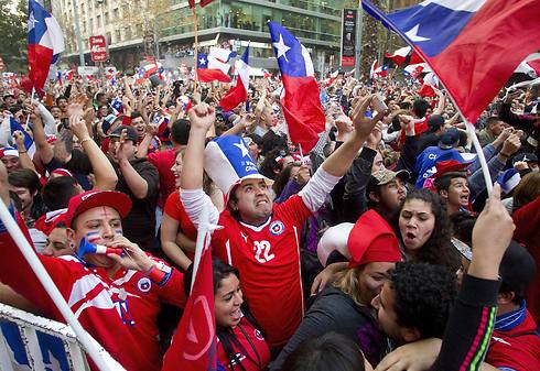 אוהדי נבחרת צ'ילה. כל משחק - הוא משחק בית (צילום: AFP) (צילום: AFP)