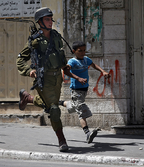 התמונות שרואים בעולם: חיילים וילדים בחברון (צילום: AFP) (צילום: AFP)