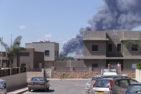 העשן הסמיך נראה גם משכונת בית אליעזר בחדרה (צילום: סופגי גואטה) (צילום: סופגי גואטה)