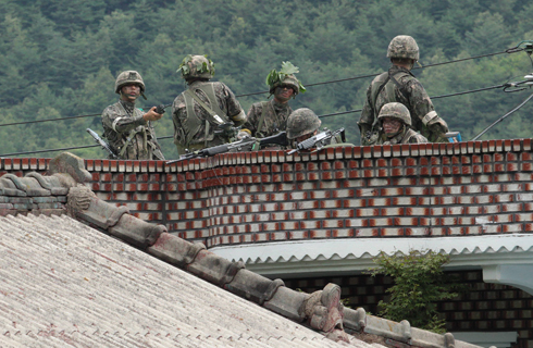 הכוחות המיוחדים הצטרפו למצוד אחר החייל היורה (צילום: AP) (צילום: AP)