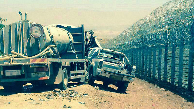 רכב ישראלי שנפגע ממטען בגולן. התגובה של חיזבאללה להתקפת שיירות נשק ()