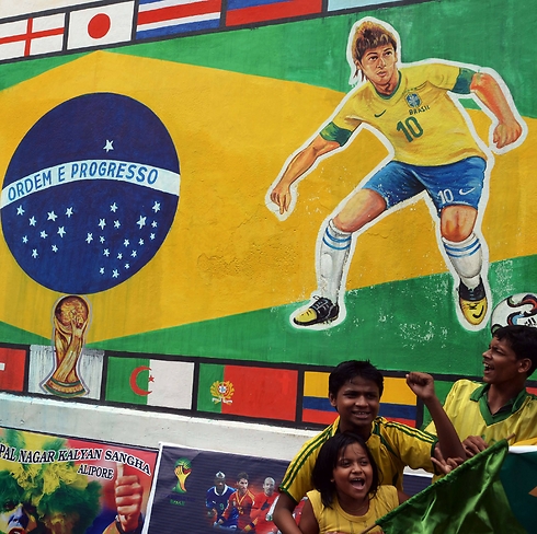 אוהדי ברזיל עומדים תמיד מאחורי ניימאר (צילום: AFP) (צילום: AFP)