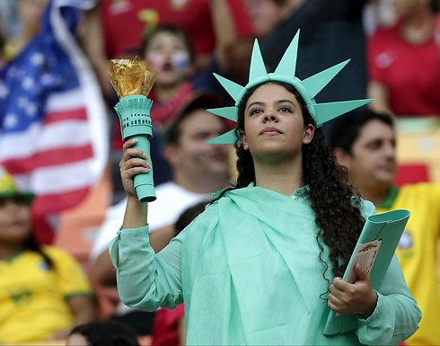 אוהדת ארה"ב במונדיאל בברזיל לפני ארבע שנים. כמה אמריקנים יידבקו למסך עכשיו? (צילום: AP) (צילום: AP)