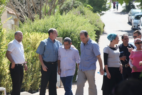 Parents of Eyal Yifrach and Naftali Frenkel arrive at Shaer family home earlier Monday (Photo: Motti Kimchi) (Photo: Motti Kimchi)