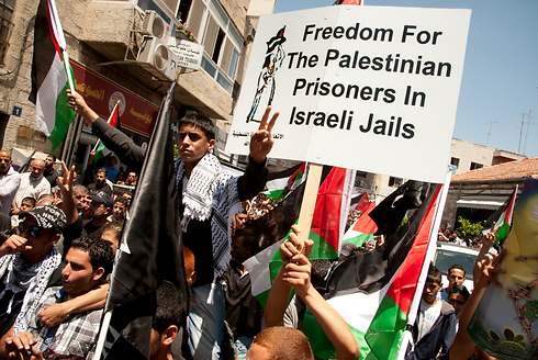 ארכיון. הפגנה לשחרור אסירים פלסטינים הכלואים בישראל (צילום: shutterstock) (צילום: shutterstock)