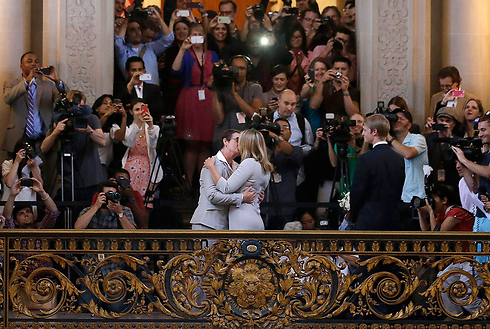 חתונה לסבית בארצות הברית בעקבות שינוי החקיקה בשנה שעברה (צילום: AP) (צילום: AP)