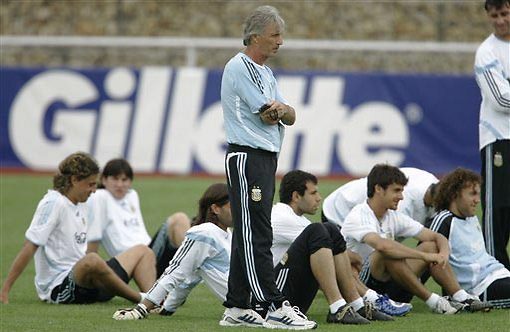 הוביל את ארגנטינה למונדיאל 2006. פקרמן באימון האלביסלסטה (צילום: איי פי)