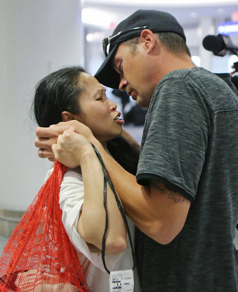 האיחוד המרגש עם בעלה בנמל התעופה בסנט לואיס (צילום: AP) (צילום: AP)