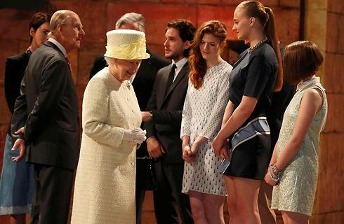 המלכה משוחחת עם השחקנים (צילום: רויטרס) (צילום: רויטרס)