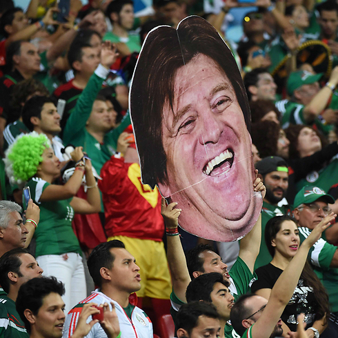 גם האוהדים יודעים מי הכוכב של הנבחרת (צילום: AFP) (צילום: AFP)