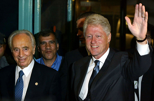Peres with Clinton (Photo: Gettyimages) (Photo: Gettyimages)