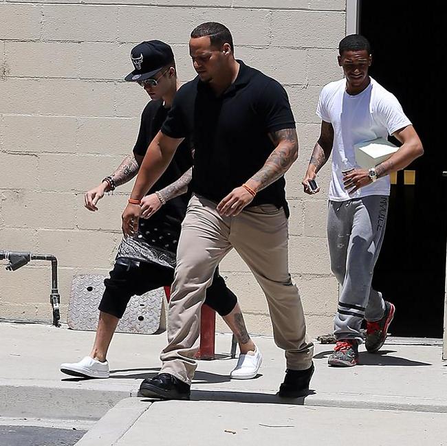 ג'סטין מתחפף מזירת התאונה לפני יומיים (צילום: splashnews)