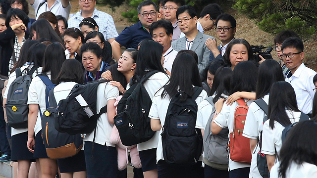התלמידים ששבו לבית הספר קיבלו חיבוק מהורי חבריהם המתים (צילום: AP) (צילום: AP)