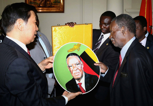 נשיא זמביה סאטה (מימין) (צילום: AFP) (צילום: AFP)