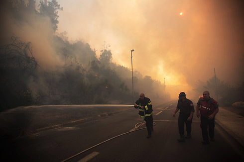 כוחות כיבוי האש, אתמול בירושלים (צילום: AFP) (צילום: AFP)