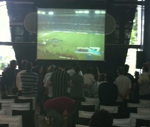 צופים במשחקים בקאנטרי (צילום: אורי קופר) (צילום: אורי קופר)
