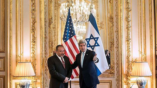 Foreign Minister Avigdor Lieberman meeting with US Secretary of State John Kerry in Paris (Photo: AFP)