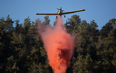 Battling the blaze from the air (Photo: AFP) (Photo: AFP)