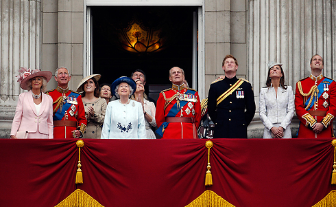 עולים ביוקר לבריטים. משפחת המלוכה במרפסת ארמון בקינגהאם (צילום: AP) (צילום: AP)