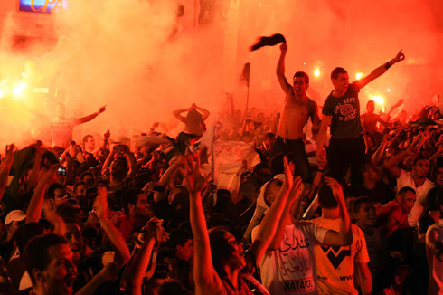 החגיגות בלילה שעבר באלג'יר (צילום: AFP) (צילום: AFP)