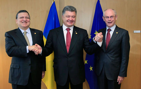 מימין לשמאל: נשיא הוועידה האירופית הרמן ואן רמפוי, נשיא אוקראינה פורושנקו ונשיא הנציבות של האיחוד האירופי ג'וזה מנואל ברוזו (צילום: EPA) (צילום: EPA)