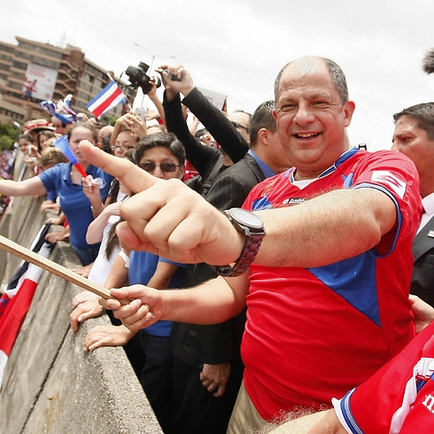 נשיא קוסטה ריקה חוגג השבוע את ניצחון נבחרת הכדורגל (קרדיט: EPA) (קרדיט: EPA)