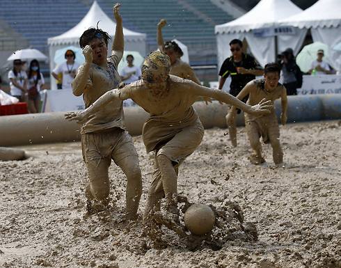 טורניר כדורגל בוץ בסין לכבוד המונדיאל (צילום: רויטרס) (צילום: רויטרס)
