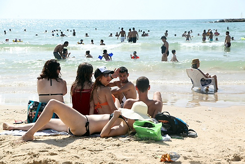 לא לשכוח כובע. בחוף תל אביב (צילום: מוטי קמחי) (צילום: מוטי קמחי)