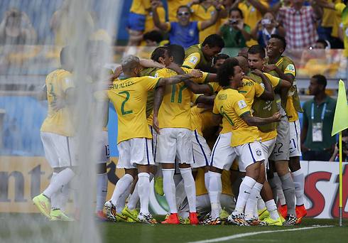 נבחרת ברזיל חוגגת את ה-0:1 (צילום: רויטרס) (צילום: רויטרס)