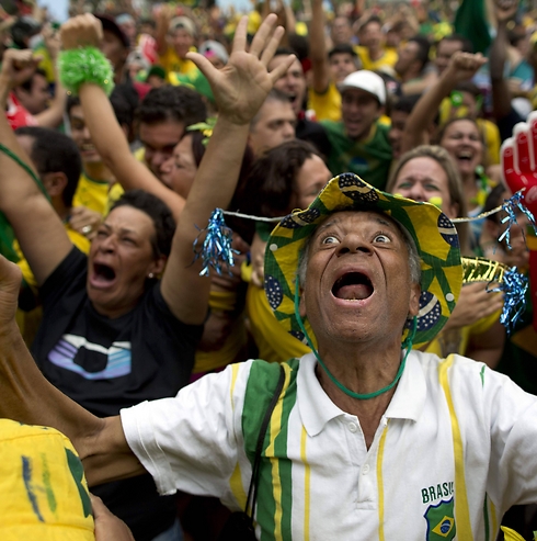 חולים על כדורגל. האוהדים הברזילאים (צילום: AP) (צילום: AP)