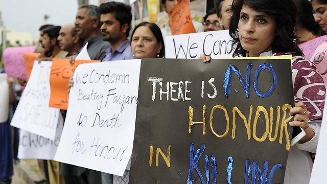 הפגנה בפקיסטן נגד רצח על כבוד המשפחה (צילום: EPA) (צילום: EPA)