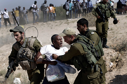 Asylum seekers clashed with IDF forces as they left Holot (Photo: AP)