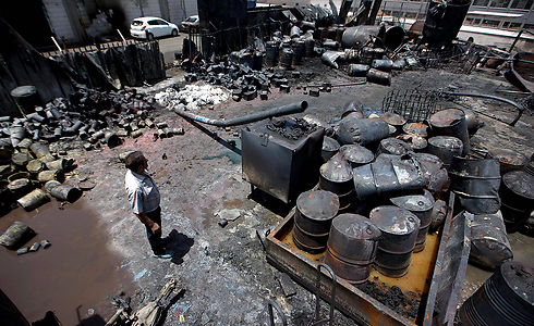 מפעל שנפגע מרקטה בשדרות (צילום: EPA) (צילום: EPA)