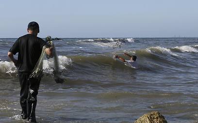 Fishing in polluted water (Photo: AP)