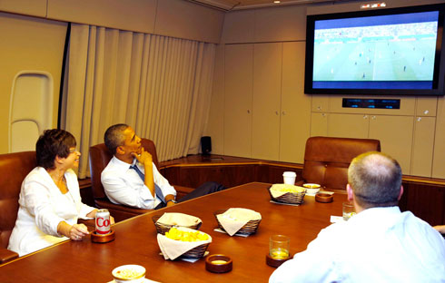 אובמה צופה במשחק של ארה"ב בגרמניה במטוס הנשיאותי, "אייר פורס 1", בדרך למינסוטה (צילום: רויטרס) (צילום: רויטרס)