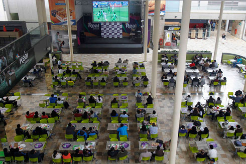 צופים במשחקים על מסך בקניון בלימה, פרו (צילום: רויטרס) (צילום: רויטרס)