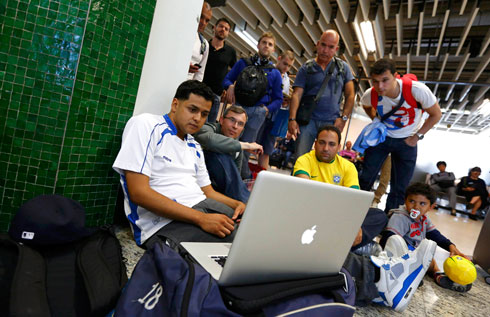 צפייה מאולתרת במשחק בין מכסיקו לקמרון בהמתנה למטוס בשדה תעופה בסאו פאולו, ברזיל (צילום: רויטרס) (צילום: רויטרס)