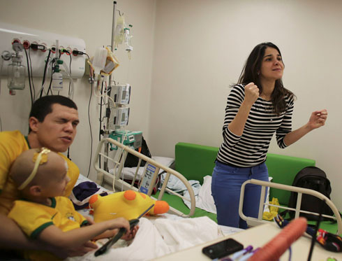 מעודדים את ברזיל מול מכסיקו גם ממיטת החולים בבית חולים בסאו פאולו (צילום: רויטרס) (צילום: רויטרס)
